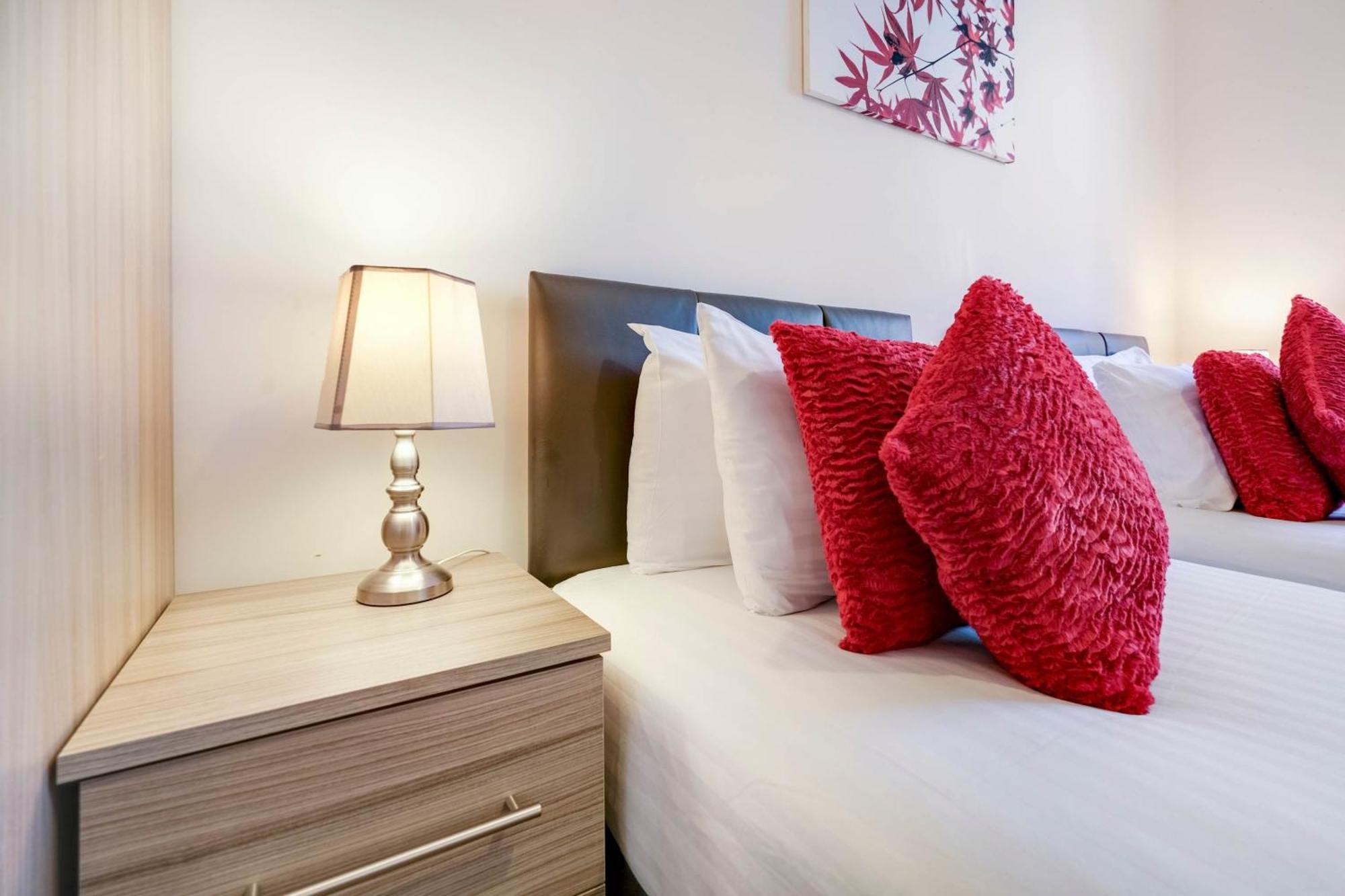 Alder House Serviced Apartment Maidenhead By 360Stays Exterior photo