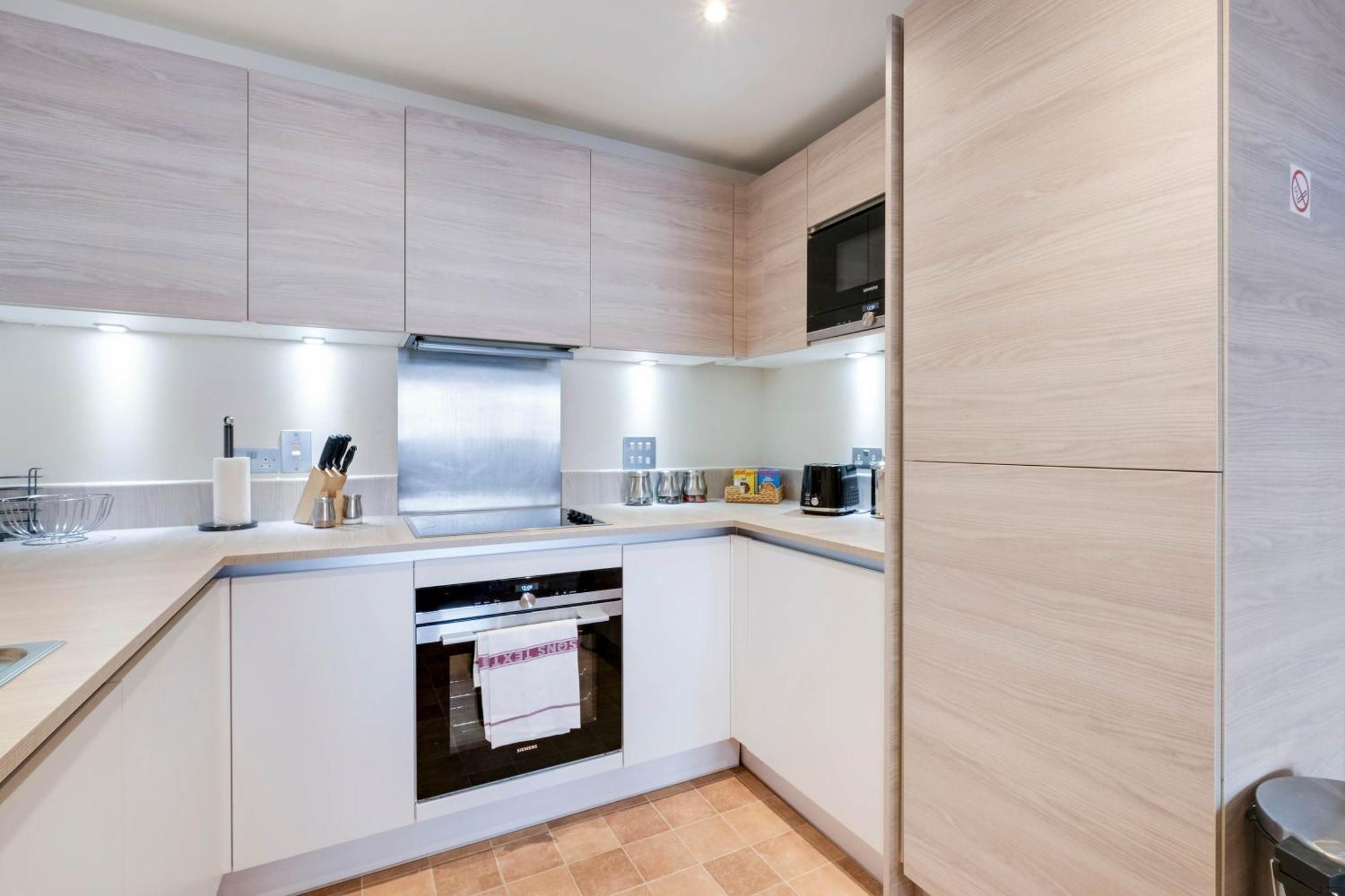 Alder House Serviced Apartment Maidenhead By 360Stays Exterior photo