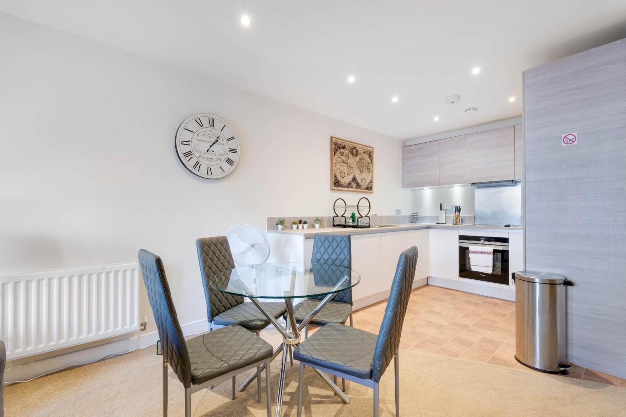 Alder House Serviced Apartment Maidenhead By 360Stays Exterior photo