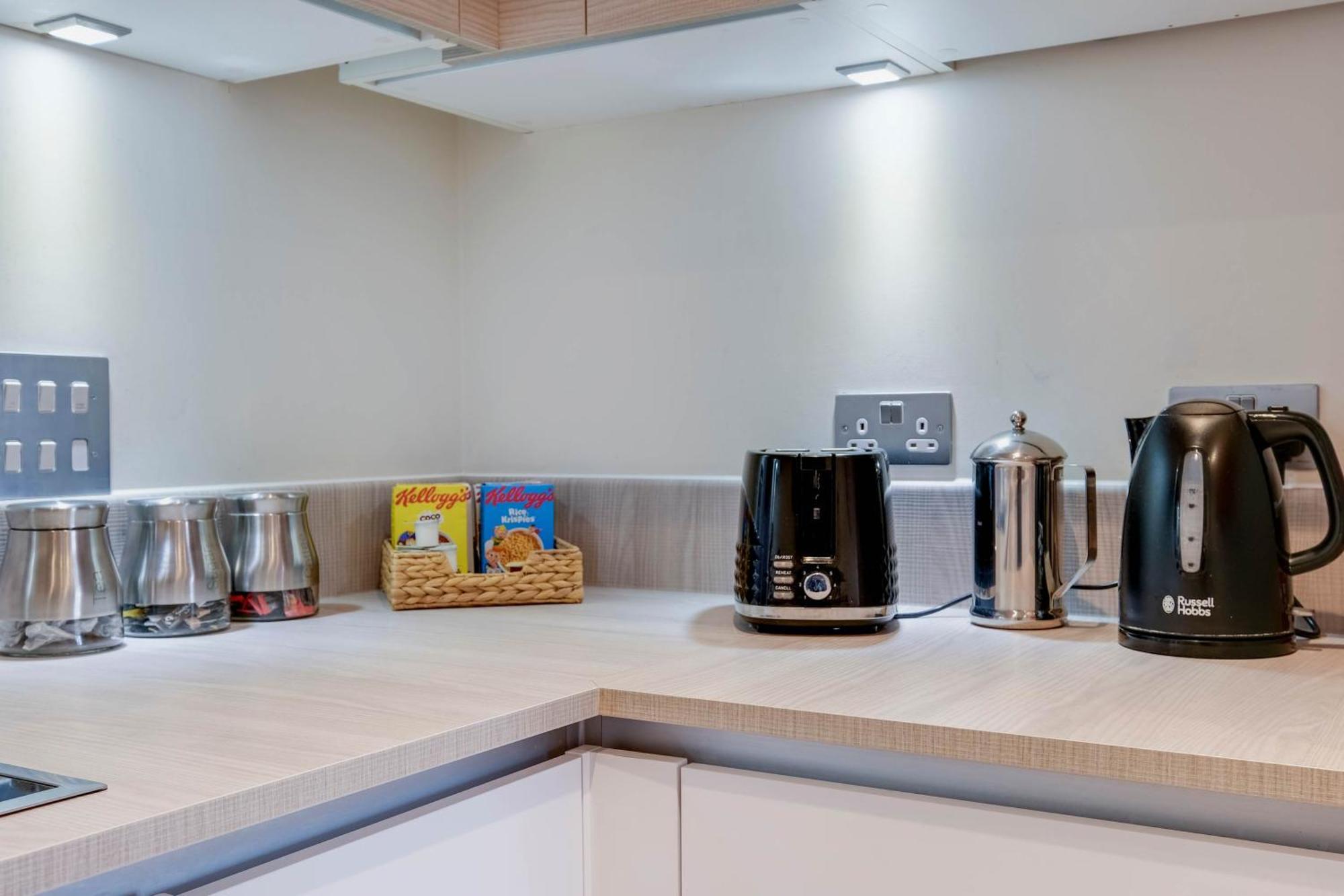 Alder House Serviced Apartment Maidenhead By 360Stays Exterior photo
